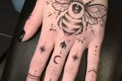 El üstü arı dövmesi