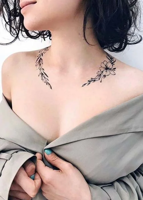 Bu dövme modeli kolyeyi andıran tasarımı ile göz dolduruyor.