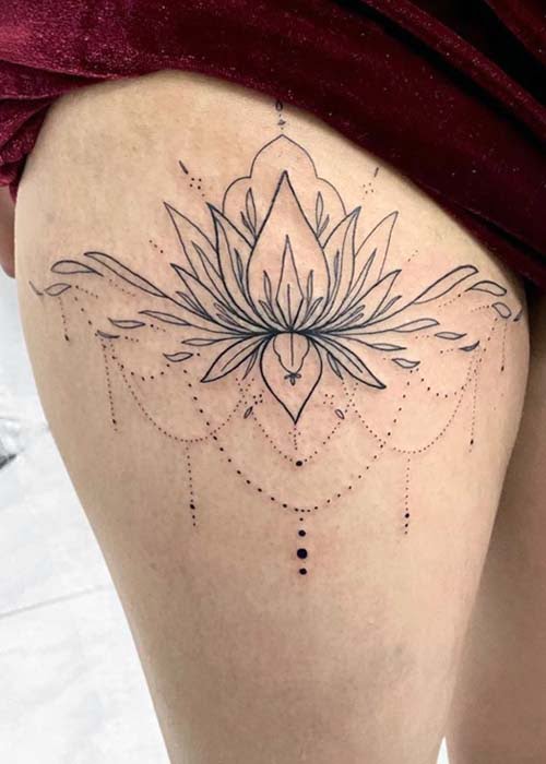 Lotus Çiçeği Bacak Dövmesi