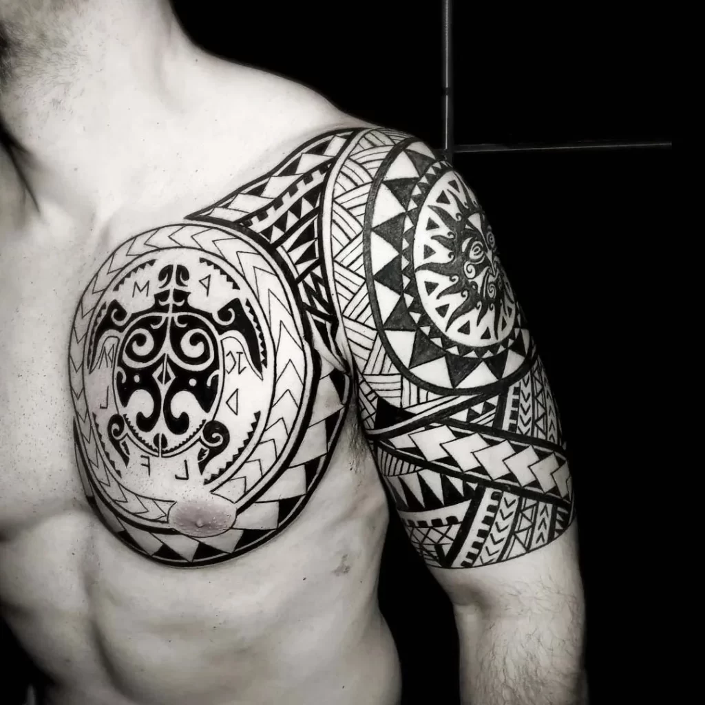 Erkekler için göğüs maori dövme modeli