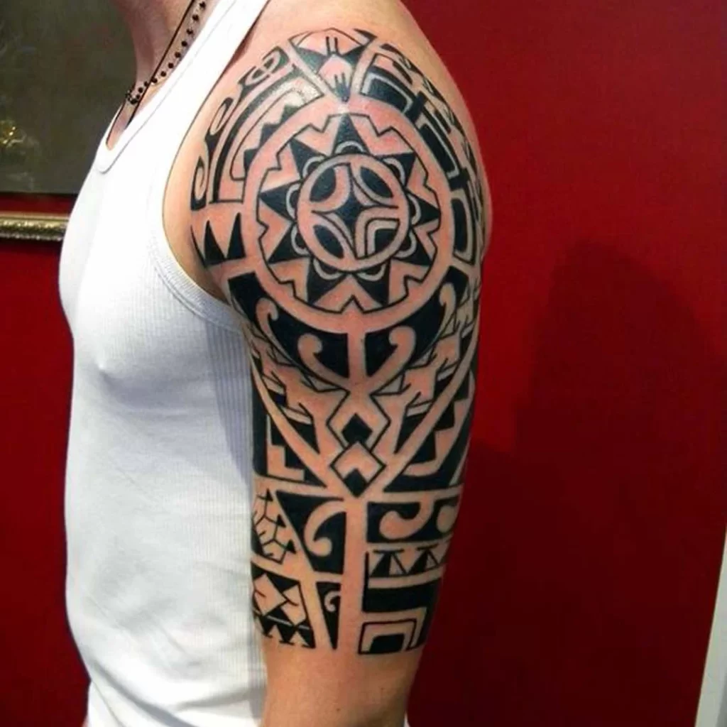 Erkekler için kol ve omuz maori dövme modeli
