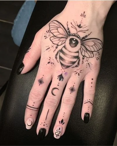 el üzerine arı dövmesi
