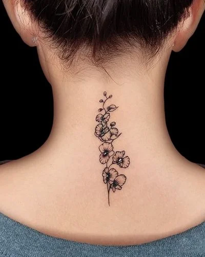 kadın dikey çiçek ense dövme tasarımı