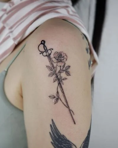 toledo kılıcı ve çiçek dövme tasarımı