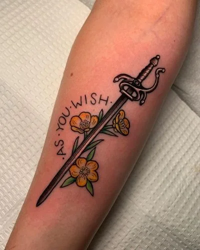 kılıç, çiçek ve yazı dövme modeli